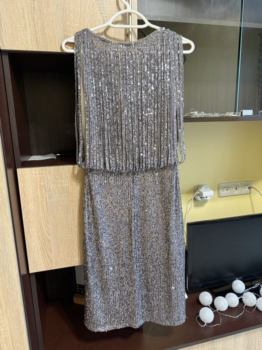 Блискуча сукня з задекорованою спинкою