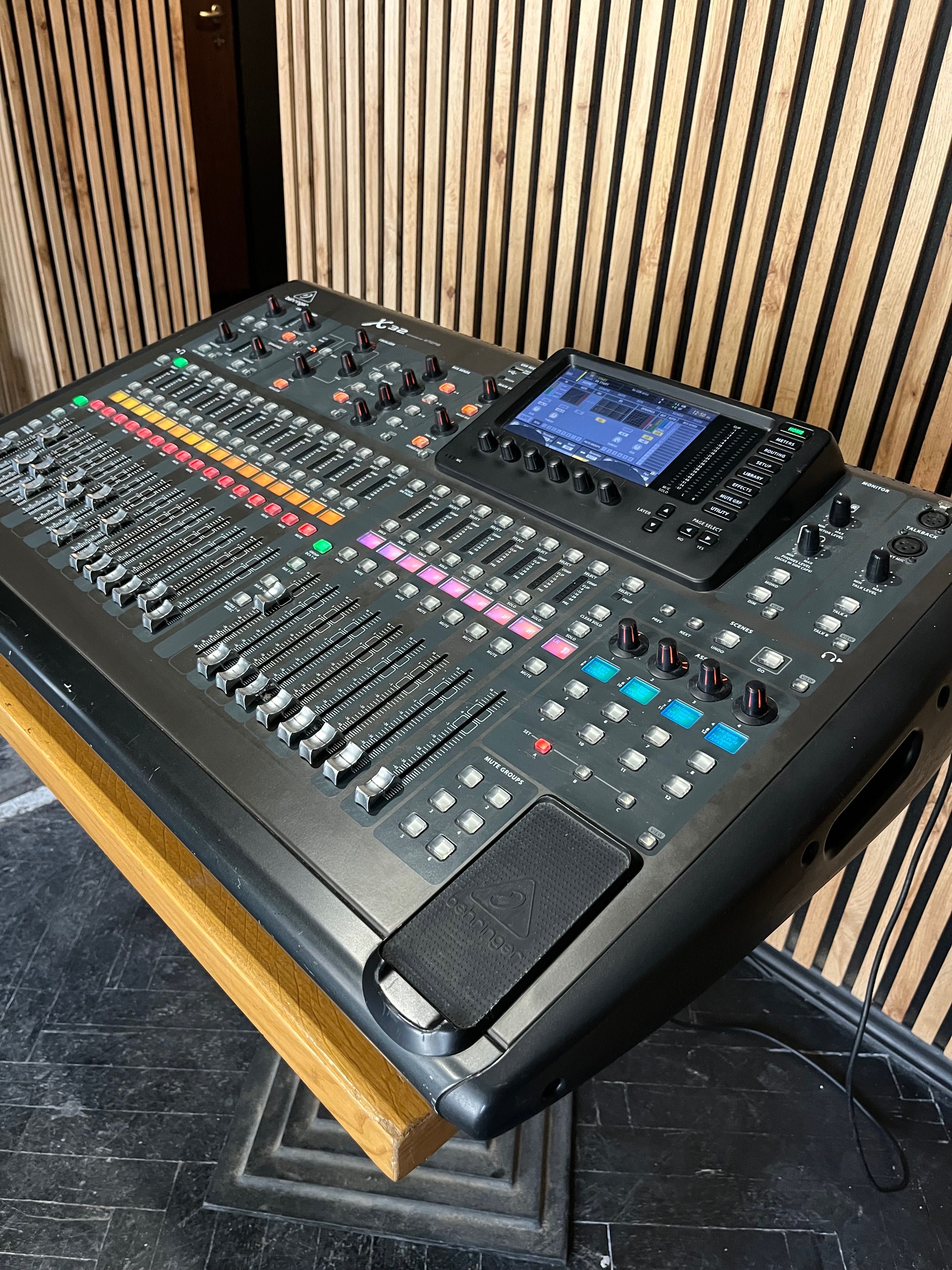Stół Mikserski Behringer x32