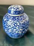 Pote em loiça azul