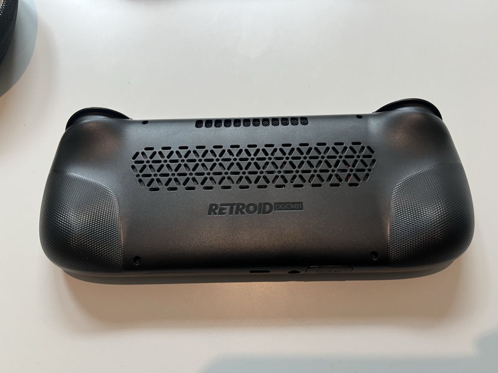 Retroid Pocket 5 z etui i gripem