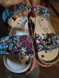 Nowe sandałki dla dziewczynki.