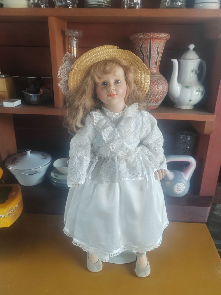 Lalka porcelanowa w białej sukience