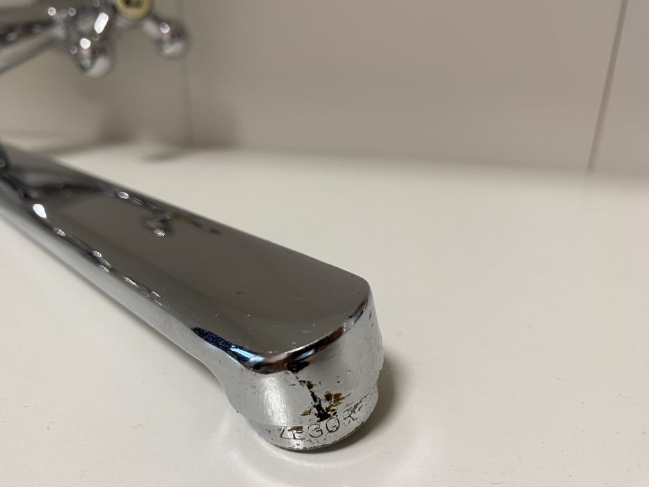 Змішувач двовентильний настінний