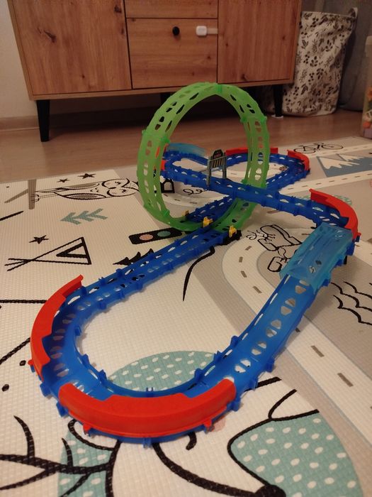 Tor wyścigowy z autkiem ładowanym usb