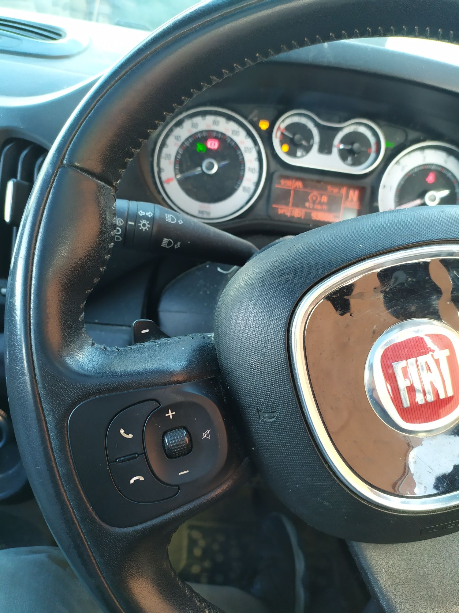 Volante com patilhas em pele Fiat 500L de 2014