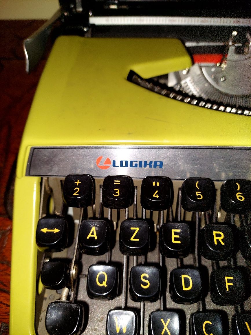Máquina de escrever antiga logika deluxe 222 com mala rígida de transp