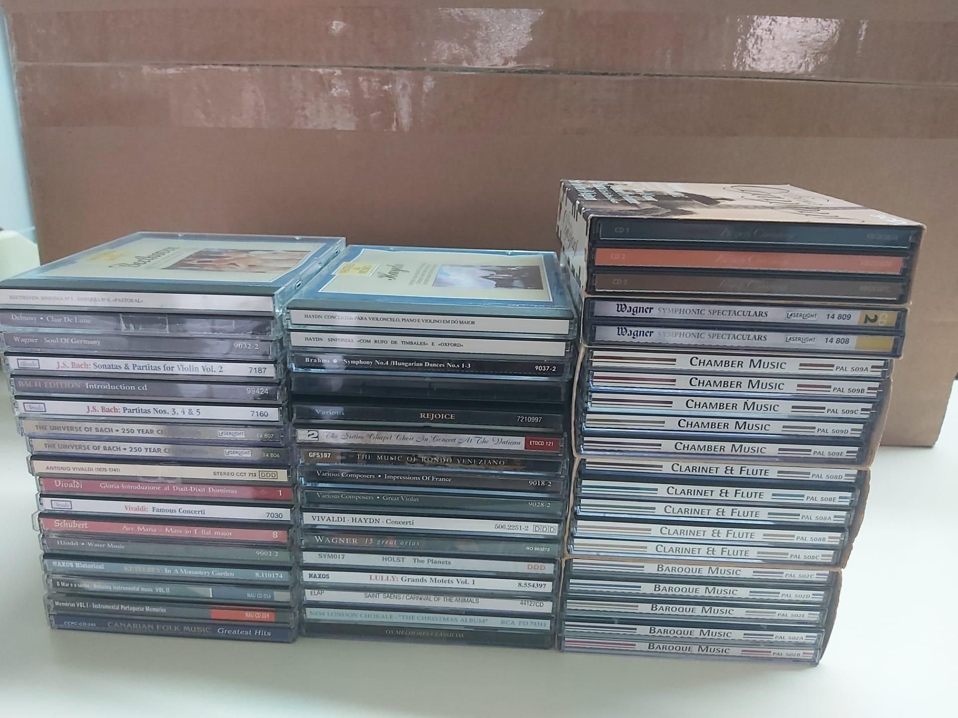 4 DVD's Filmes + 6 VHS + 53 CD's Música (Antigos)