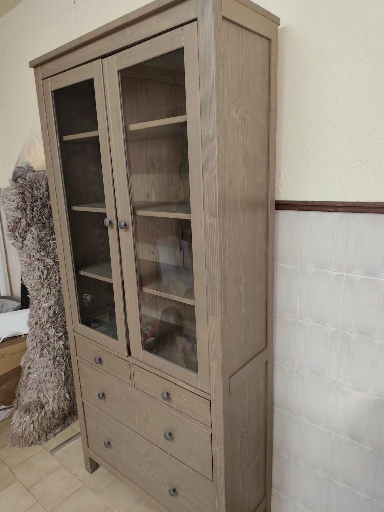 Vitrine com 2 gavetas grandes e duas pequenas