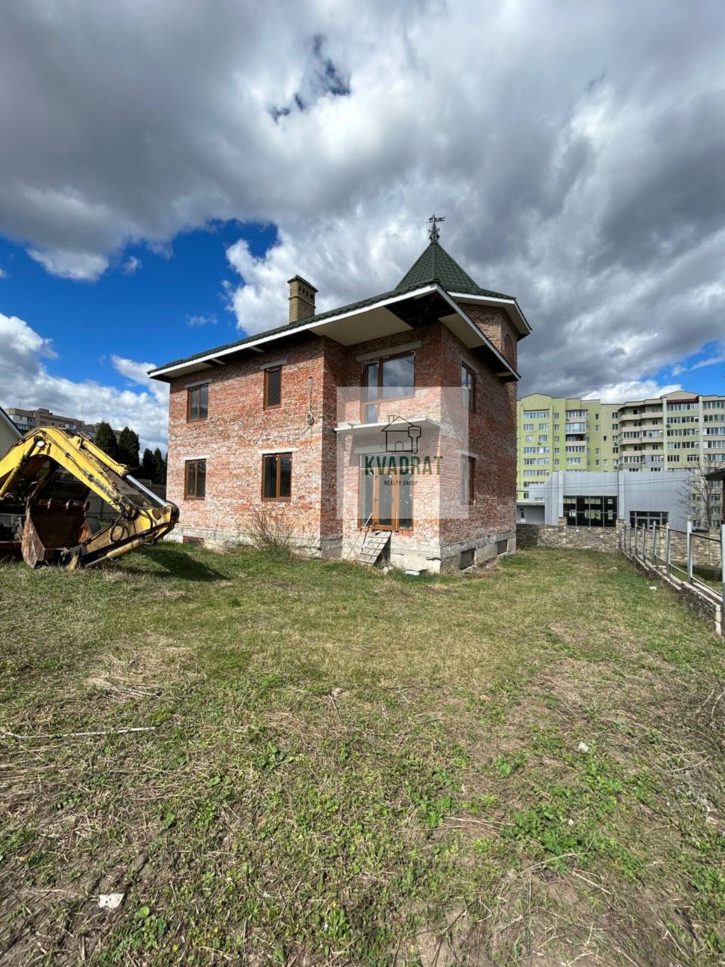 Продам будинок у центрі мікрорайону Жовтневого