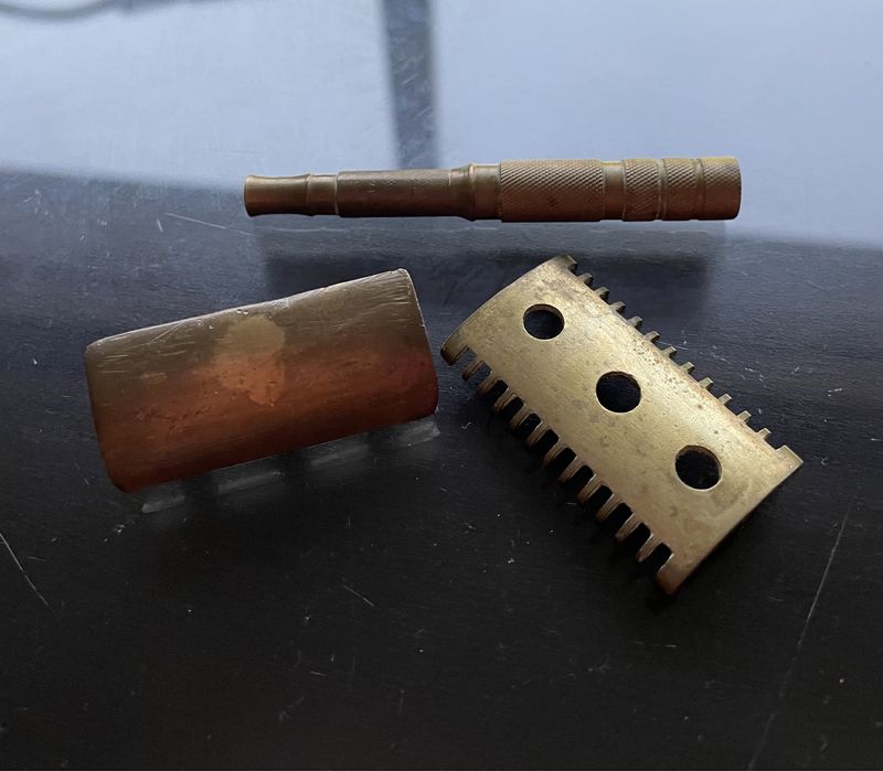 Barbeador muito antigo. 20,00€