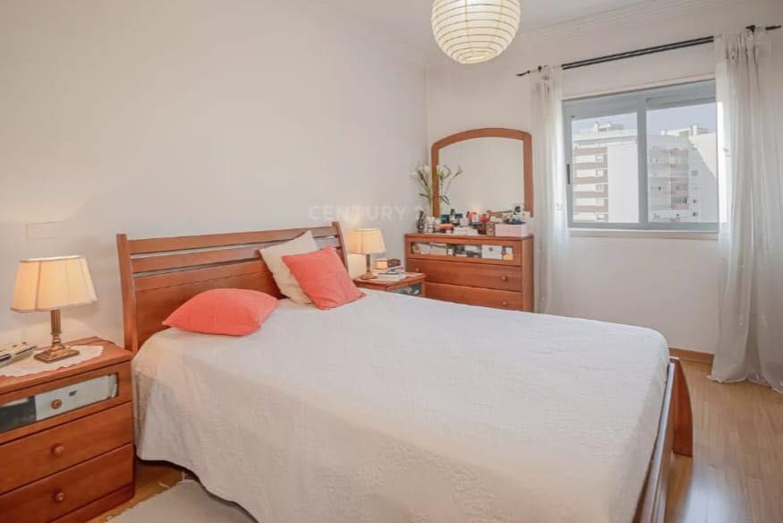 Cama de casal de madeira de pinho de mel