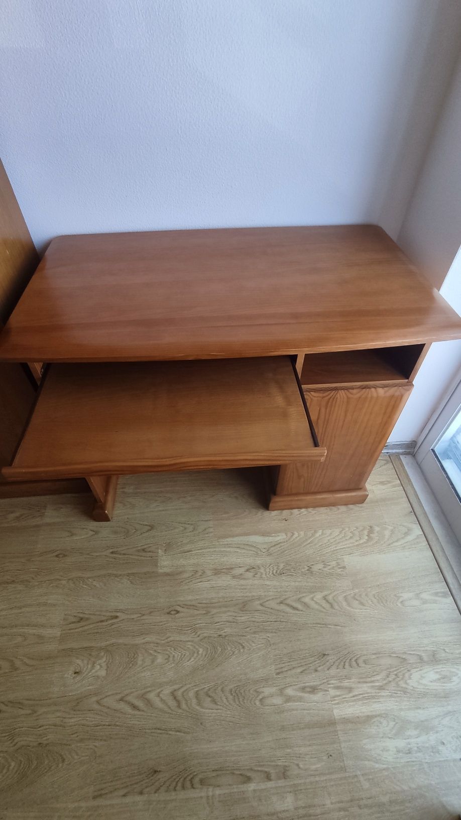 Secretaria de Pinho Maciço + Estante