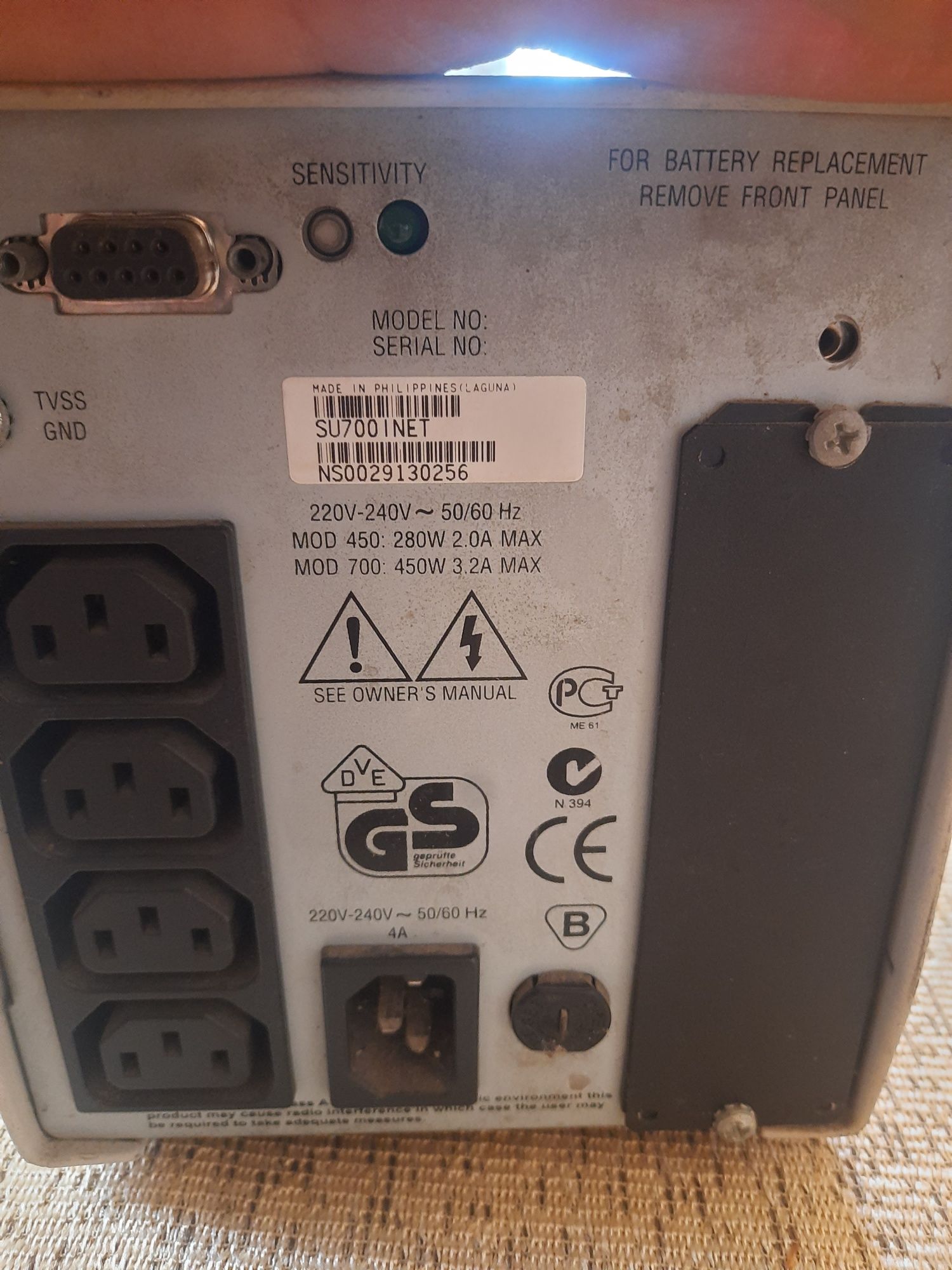 Zasilacz awaryjny APC smart-ups 700