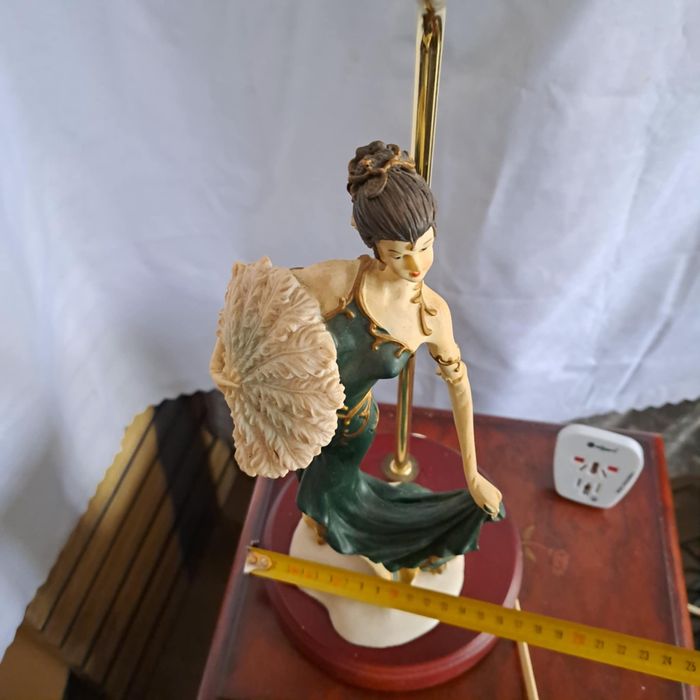 Lampa z kloszem figurka dama dziewczyna lampka nocna oświetlenie