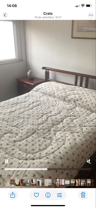 Quarto de casal em madeira escura .