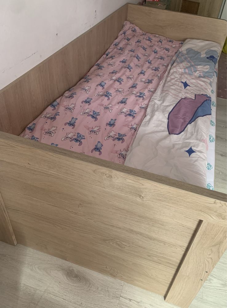 Łózko 90x200  posiada dwie pojemne szuflady bardzo dobry stan