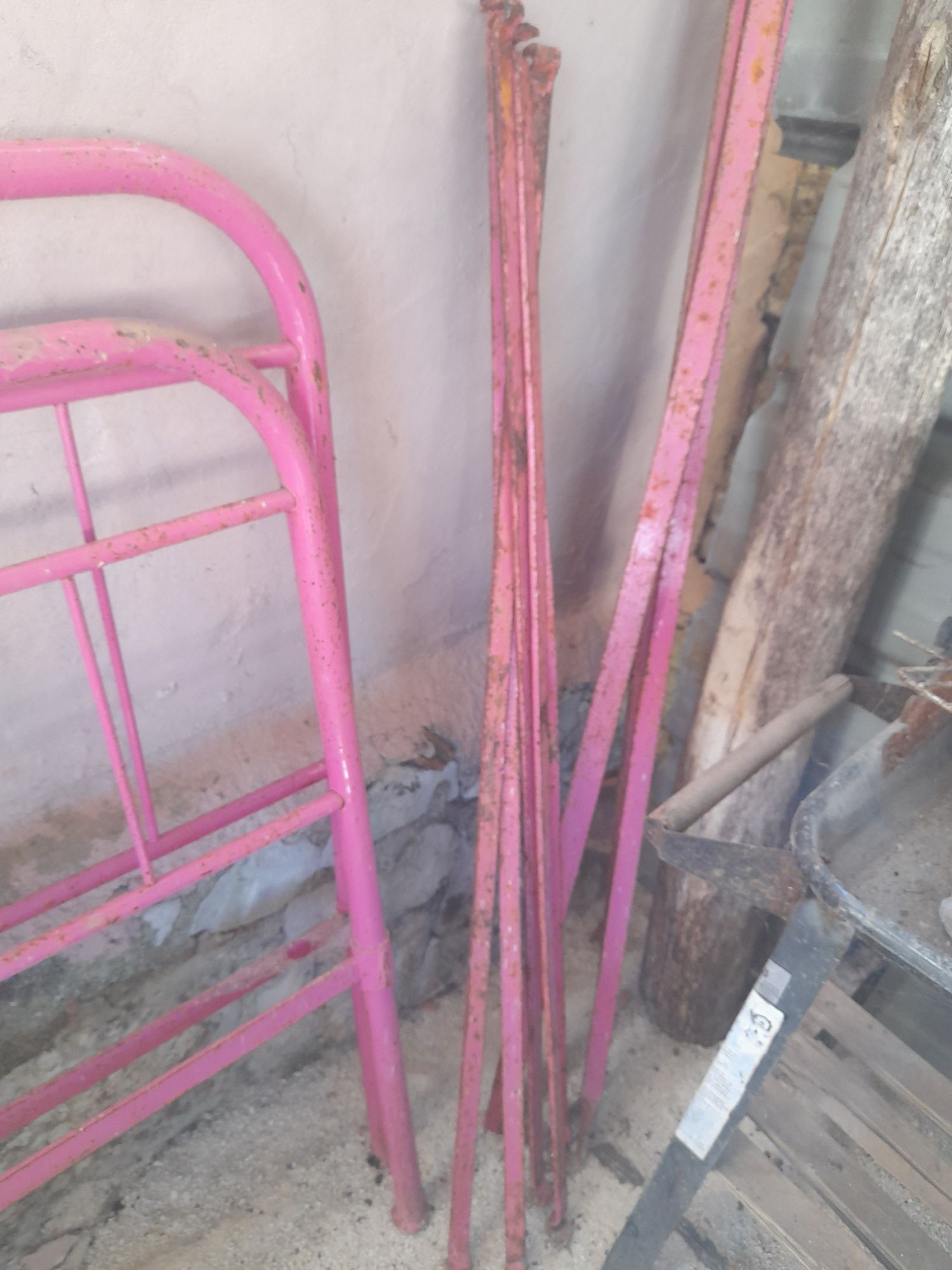 Cama de ferro antiga