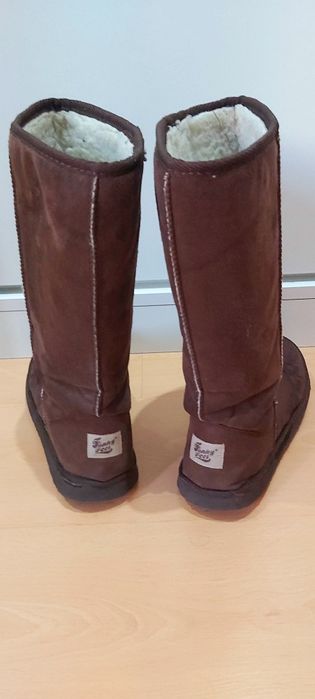 Botas castanhas em camurça