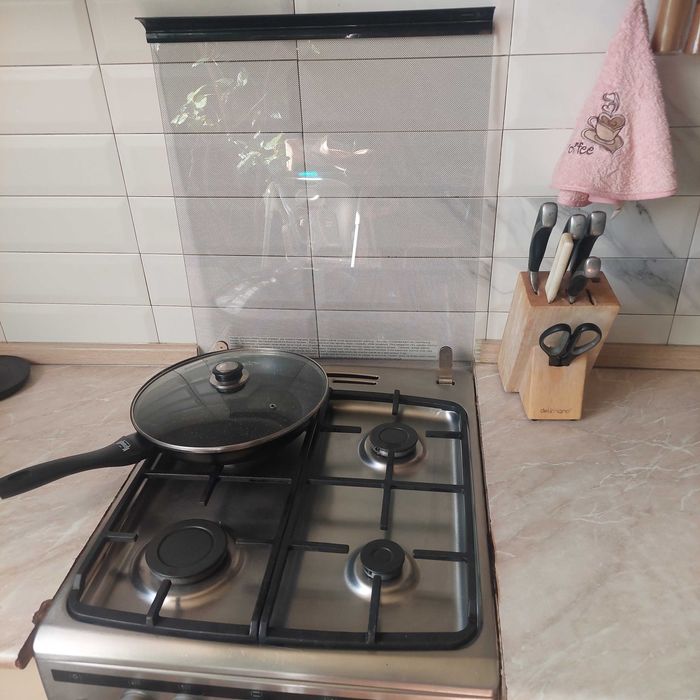 Продам комбинированную газовую печь Hansa с полным газ.контролем.