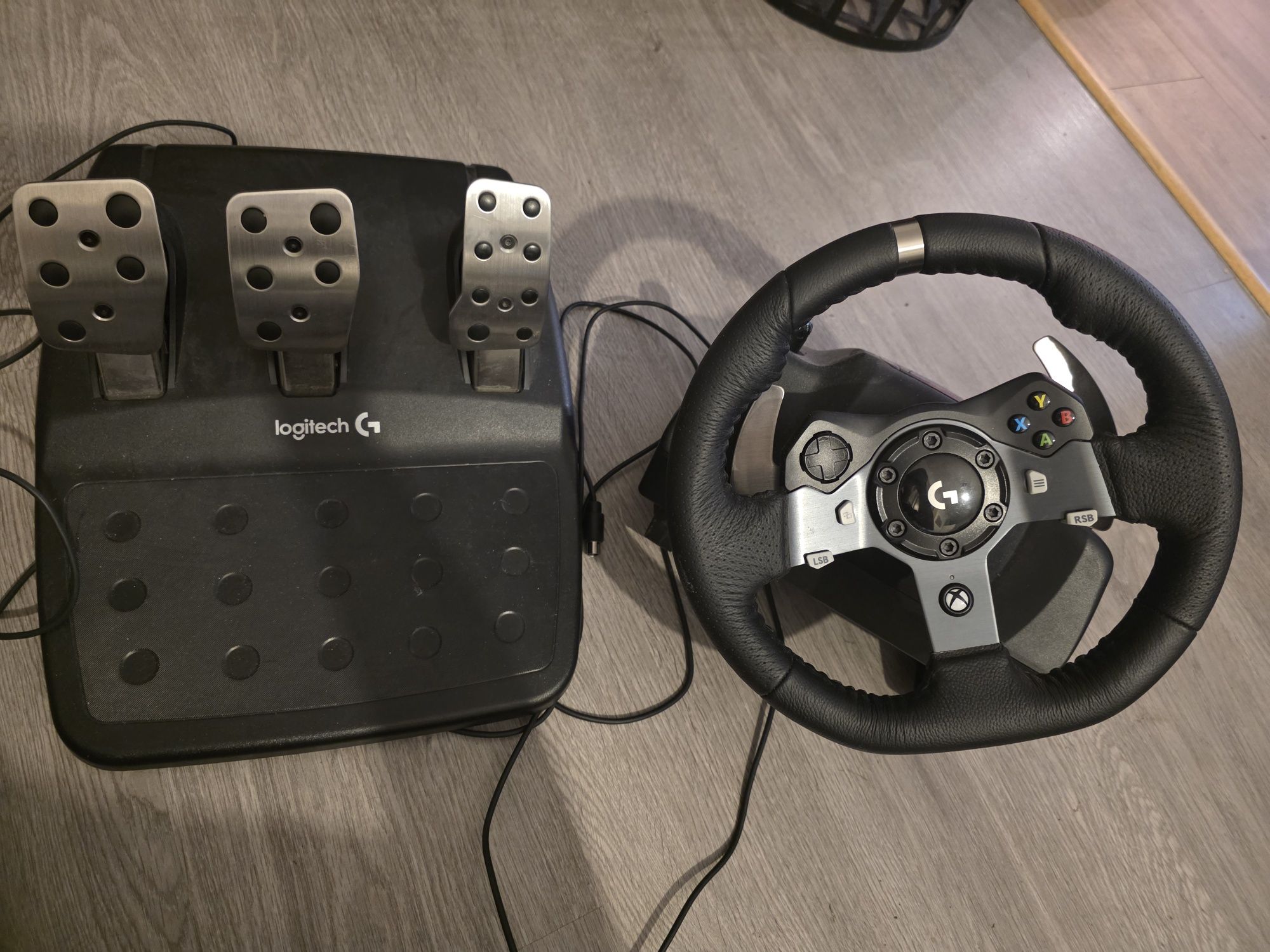 Kierownica Logitech  z pedałami do Xbox