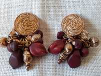 Brincos dourados e castanhos com pendurezas para a rentrée
