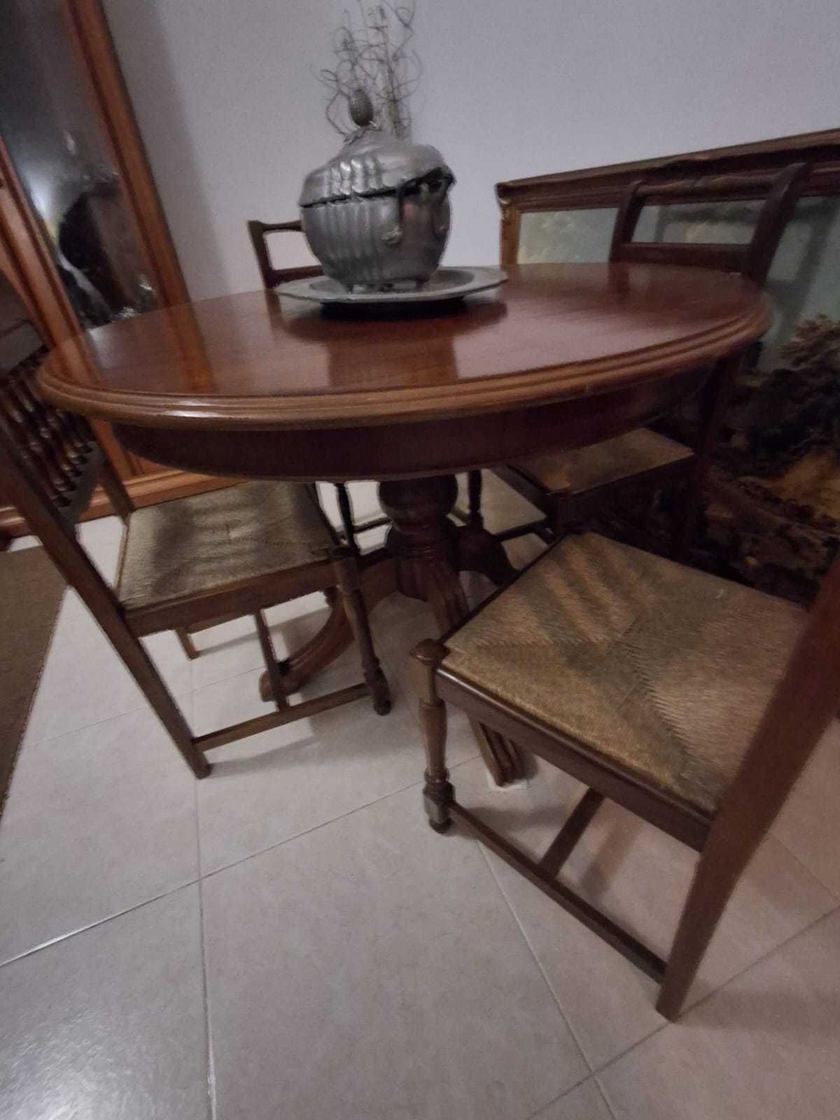 Mesa de refeições com 4 cadeiras