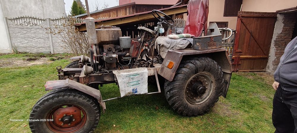 Traktor ES 15 z wozem i klatką