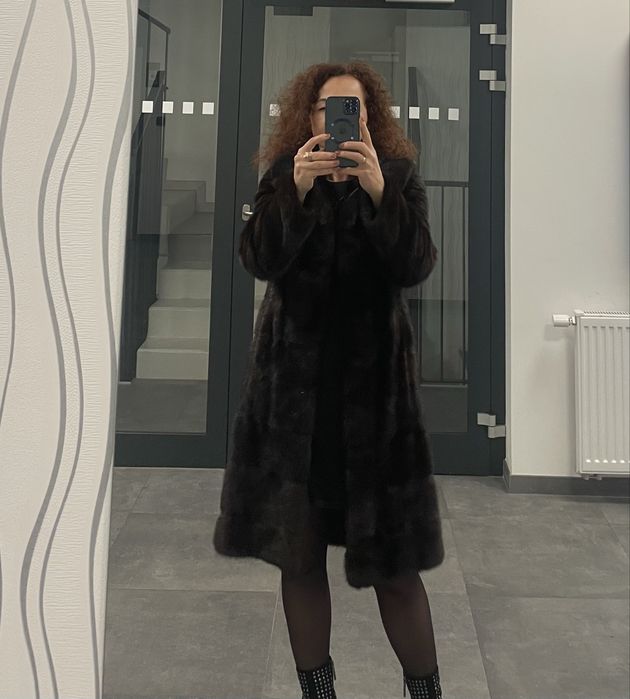 стильна та елегантна норкова шуба з капюшоном поперечна коричнева