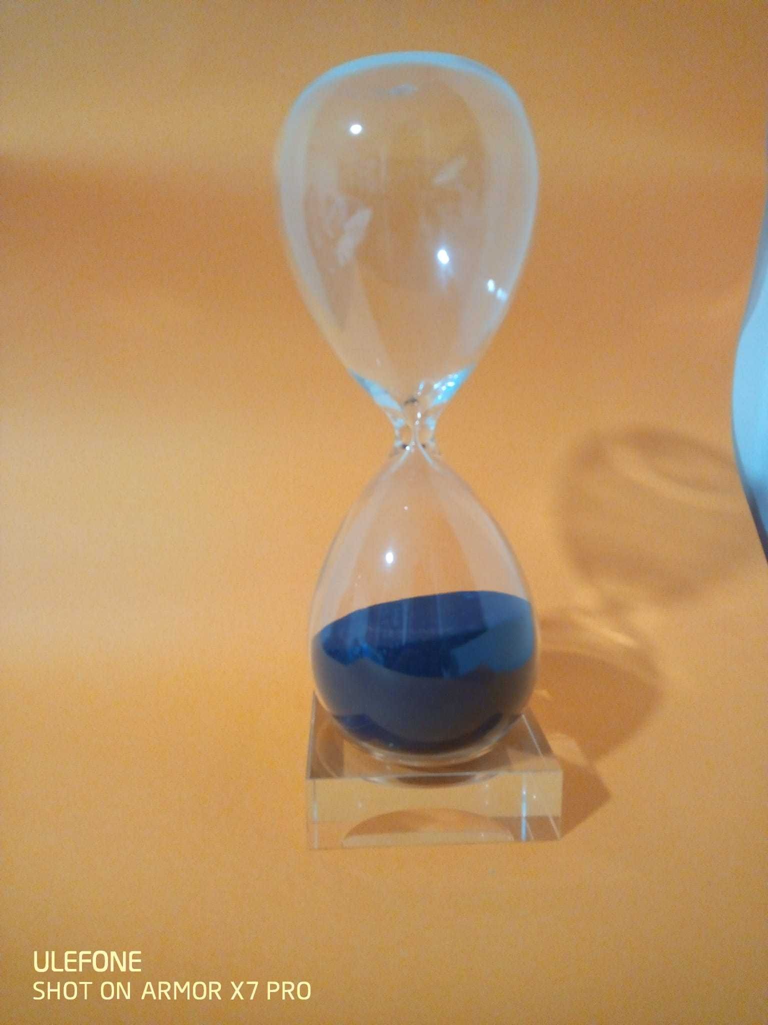 Ampulheta de vidro tempo 60 minutos areia Azul e suporte de vidro.