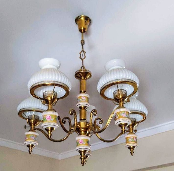 Elegante candeeiro com vidro e porcelana