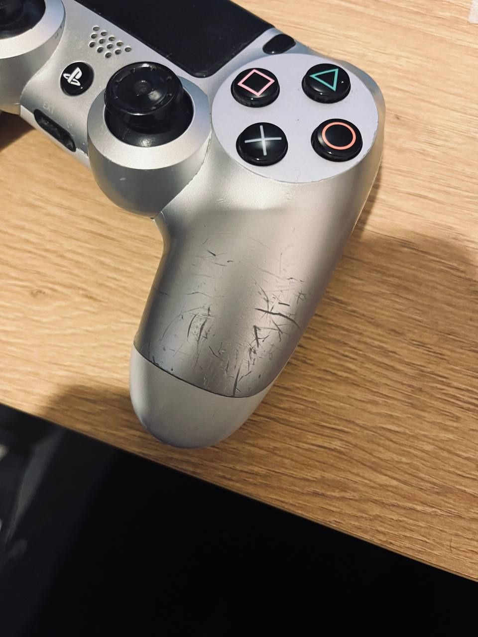Продаю PS4 Slim у відмінному стані.