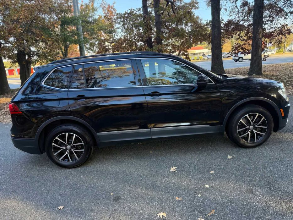 Volkswagen Tiguan      2021