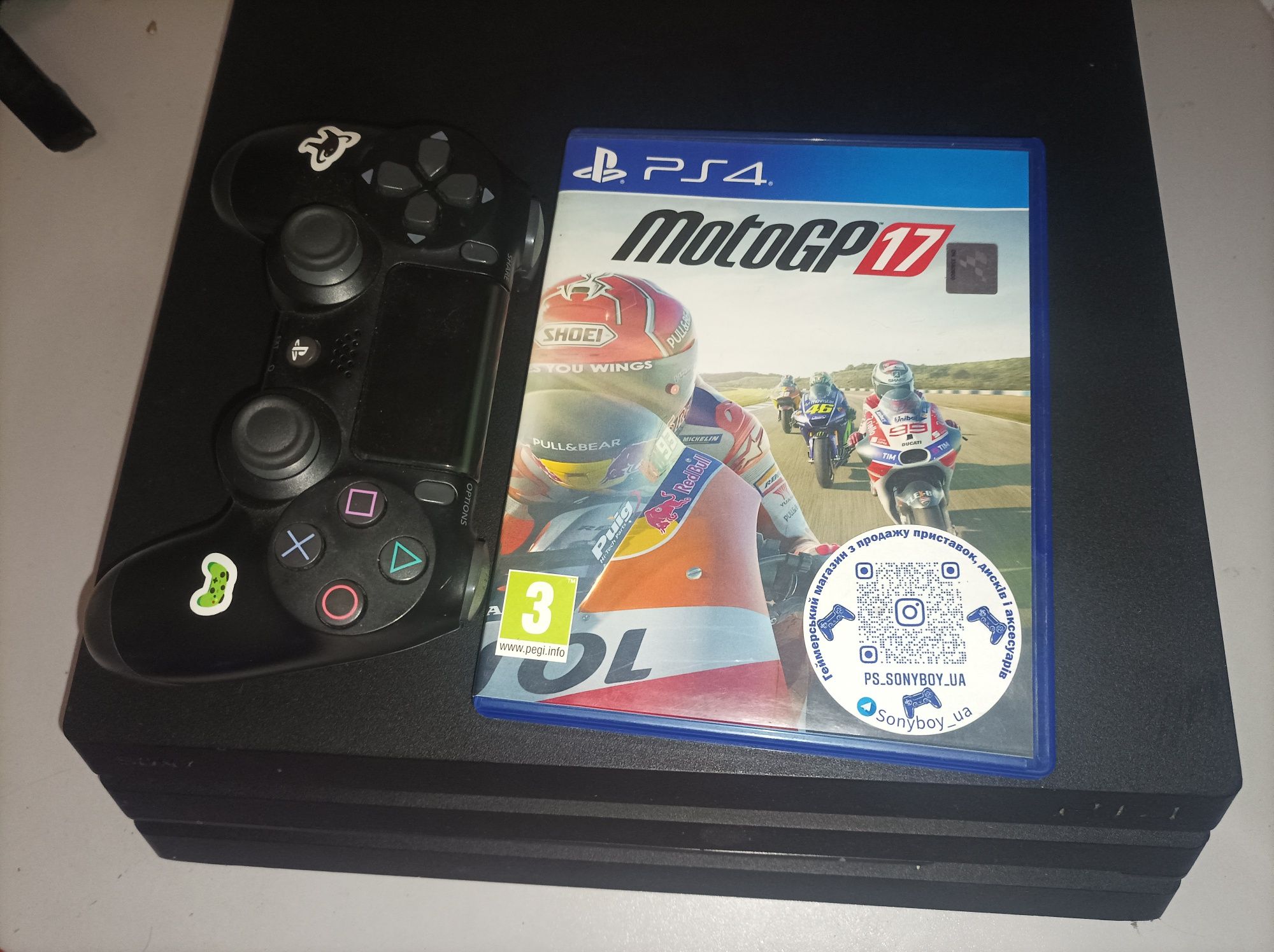 Ps4 pro как новая 1TB диски ГТА 5  юфс 3  и 2 джойст