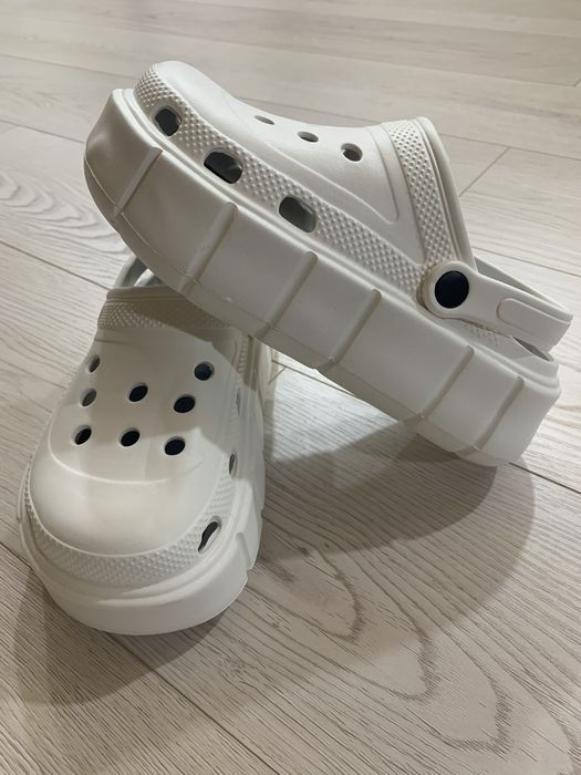 Крокси на платформі