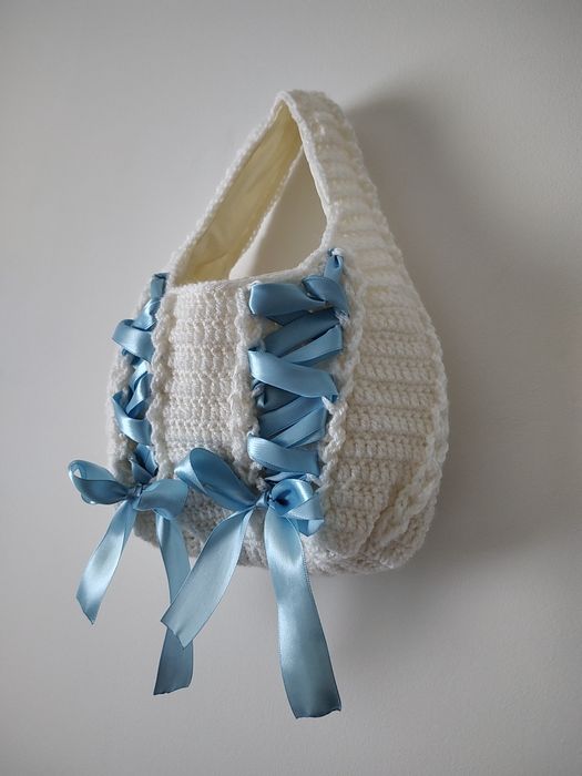 biała torebka z niebieskimi wstążkami