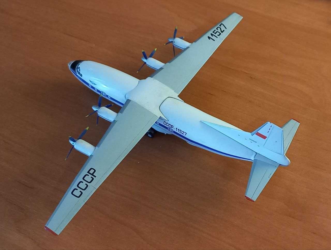 Модель самолета Ан-12 Antonov AN-12 Аэрофлот, 554329, Herpa 1:200