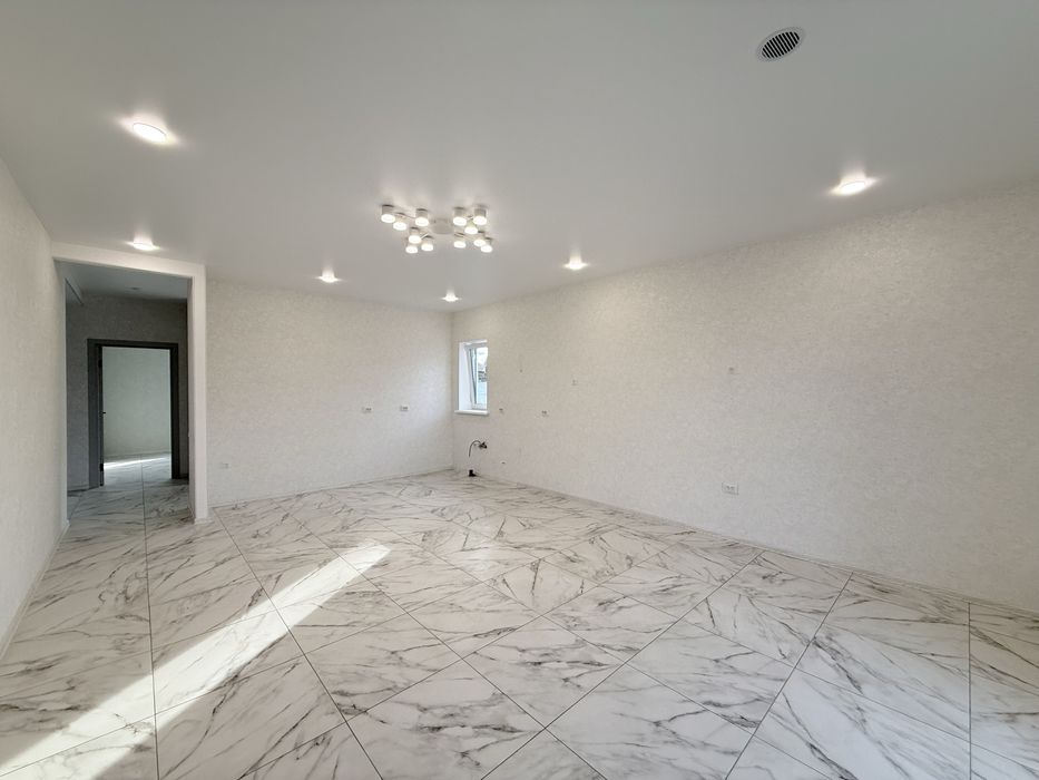 Продам новострой в центре Подгородного можно под Э Оселю !!! ( С )