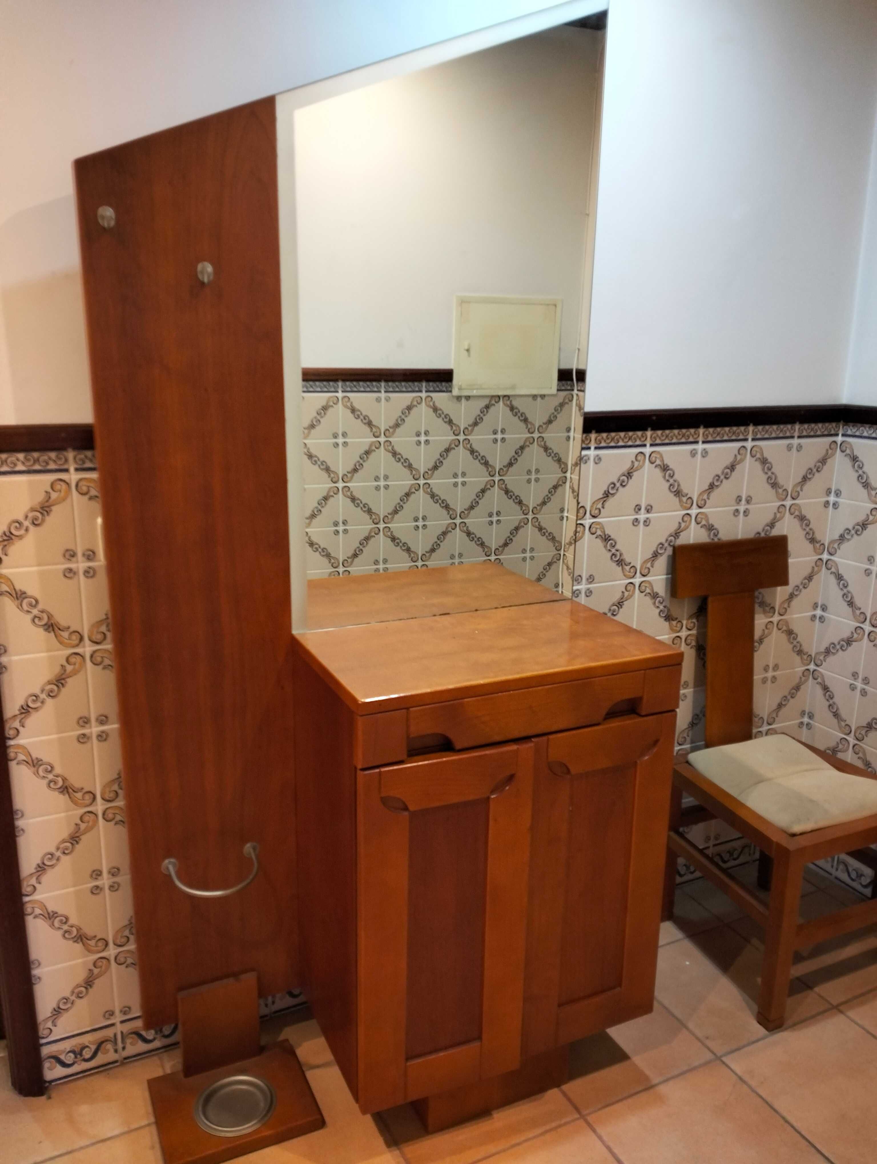 Aparador de madeira com espelho e suporte de guarda chuvas.