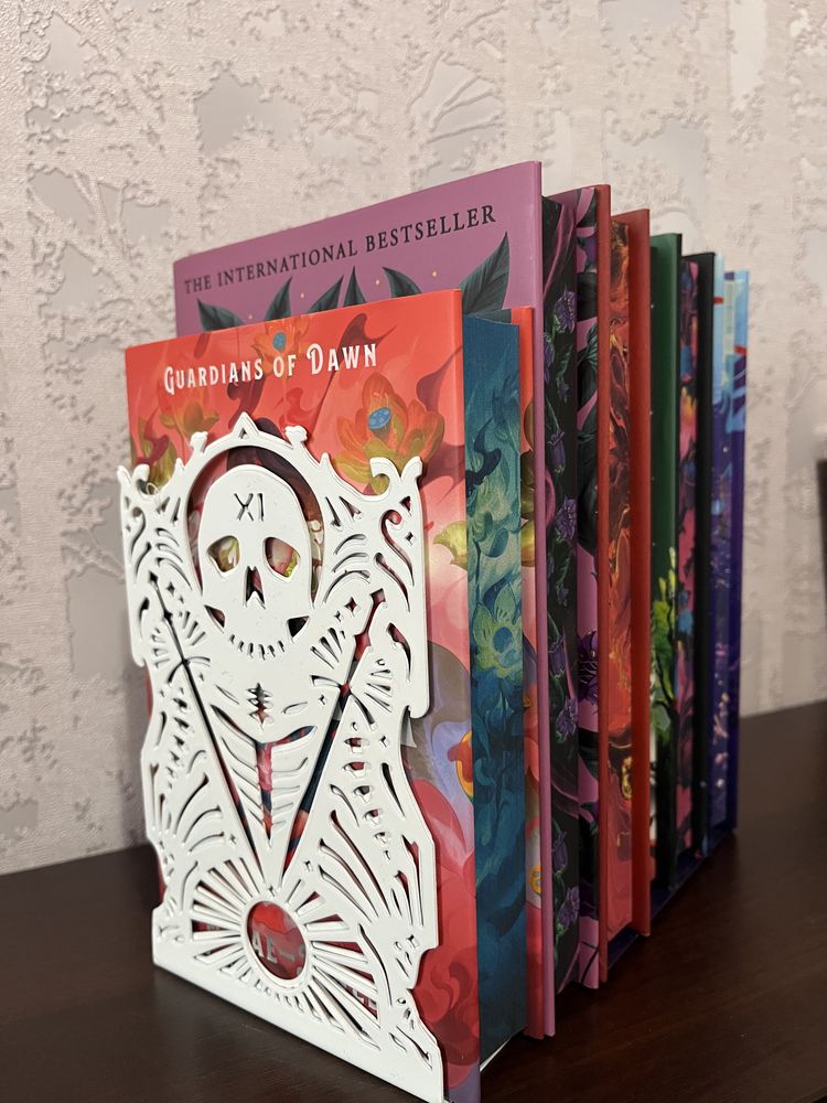 Тримачі / підставка для книг