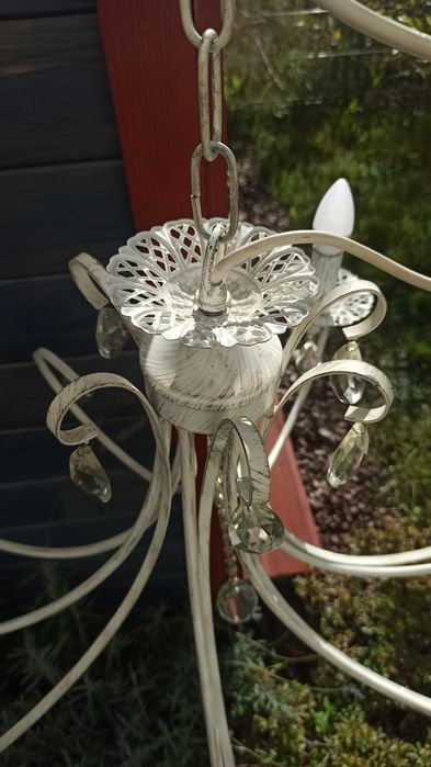 Lampa wisząca, żyrandol z ozdobnymi kryształami marki Ikea.