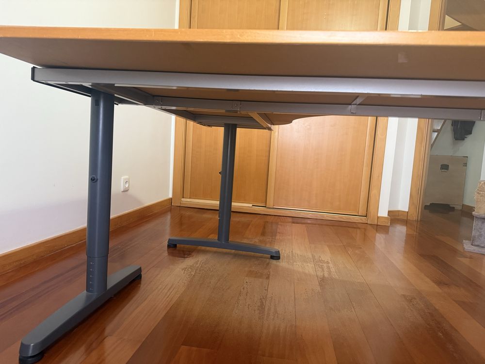 Secretária Galant 160*150 (Ikea)