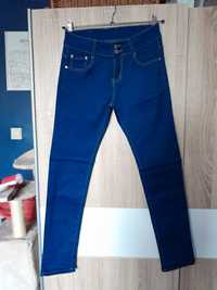 granatowe spodnie damskie jeansy
