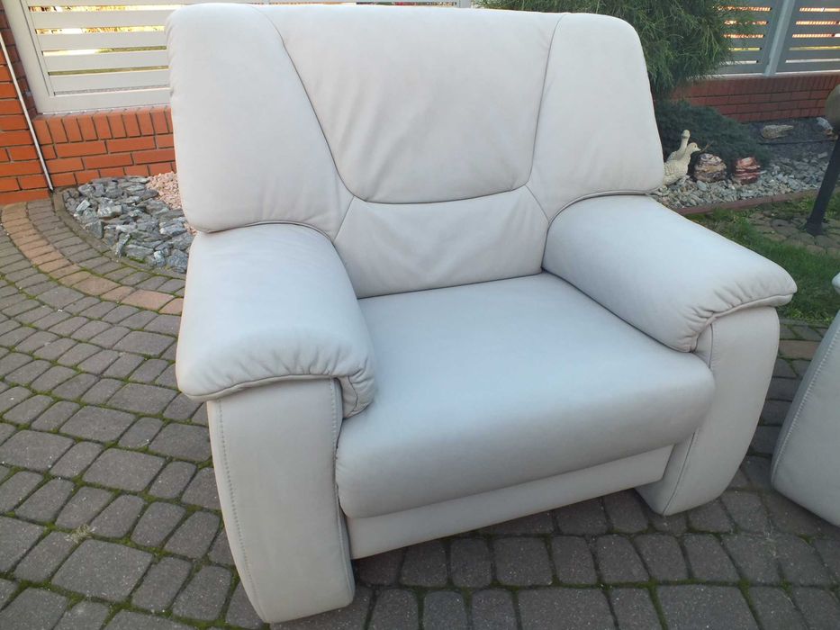 Komplet wypoczynkowy skórzany 3+2+1 firm Himolla. Kolor jasnoszary