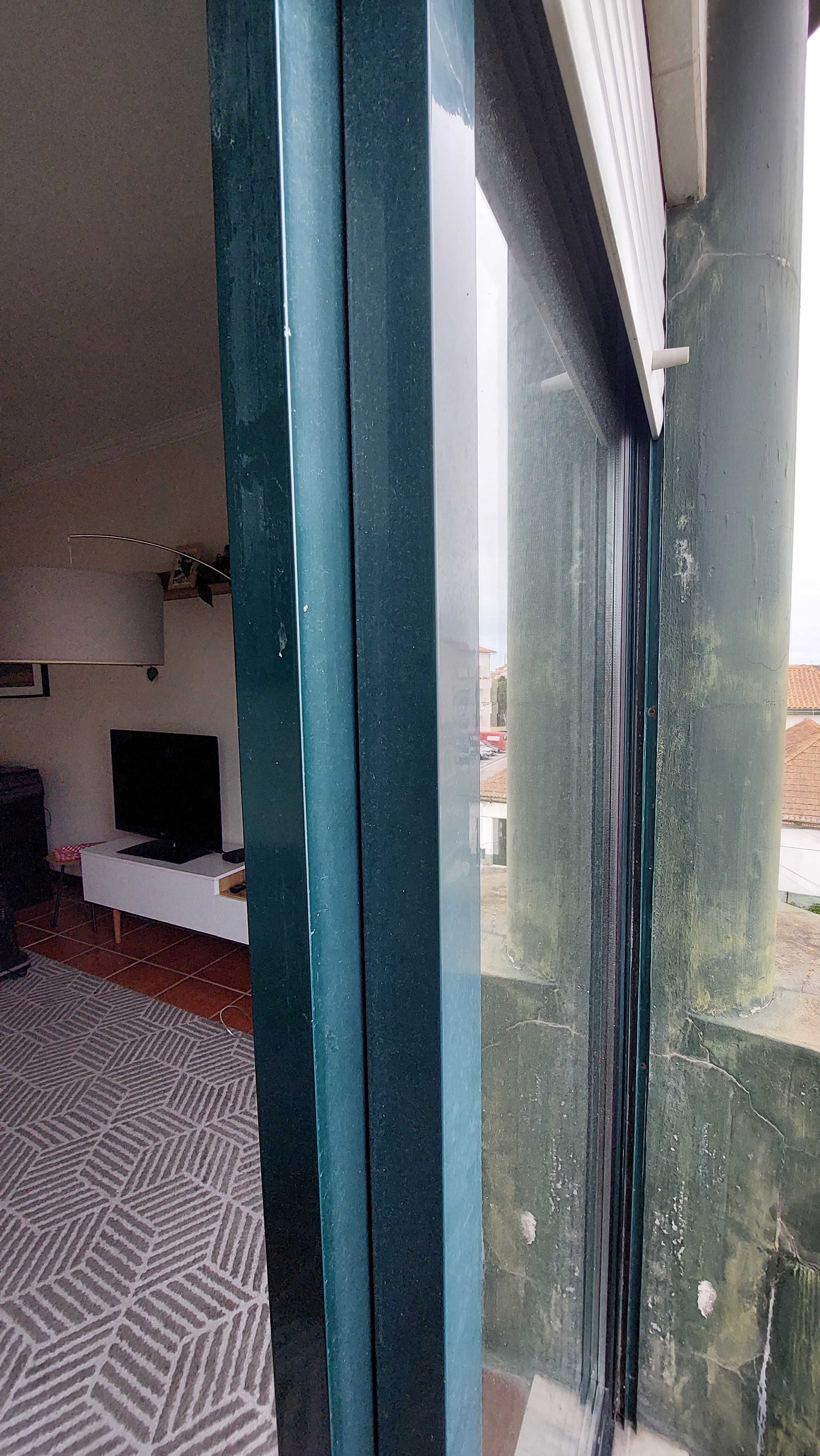 Janelas de correr, em alumínio verde escuro