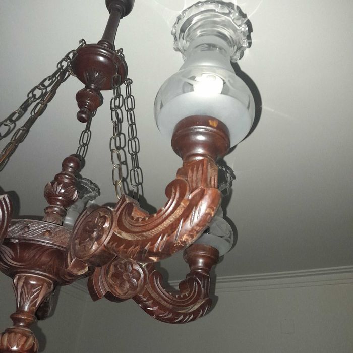 Candeeiro de teto em madeira