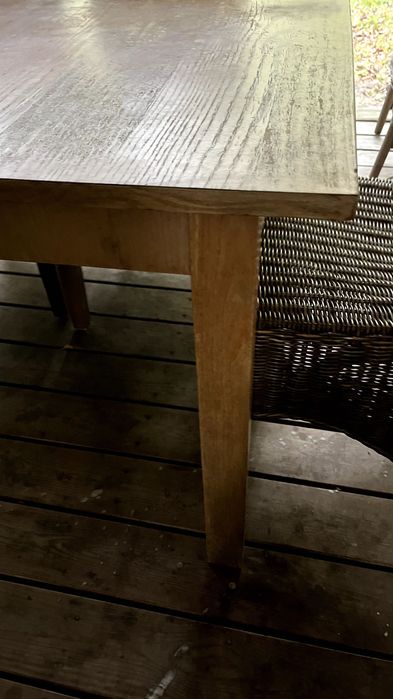 Drewniany stół rozkładany – miodowy, naturalna struktura drewna