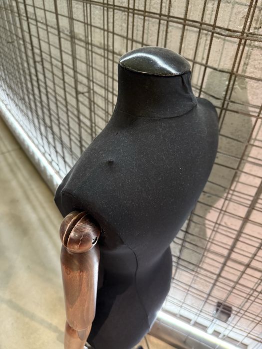 Manequim feminino preto com braços articulaveis