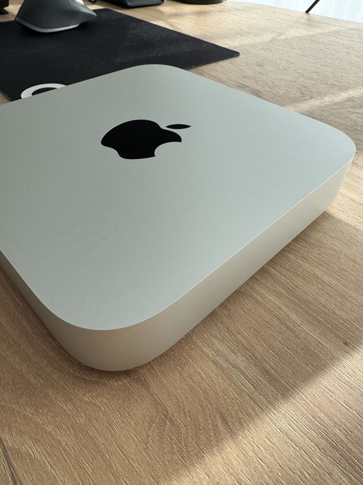 Mac Mini: M2 256 GB ssd, 8 GB ram apple macbook