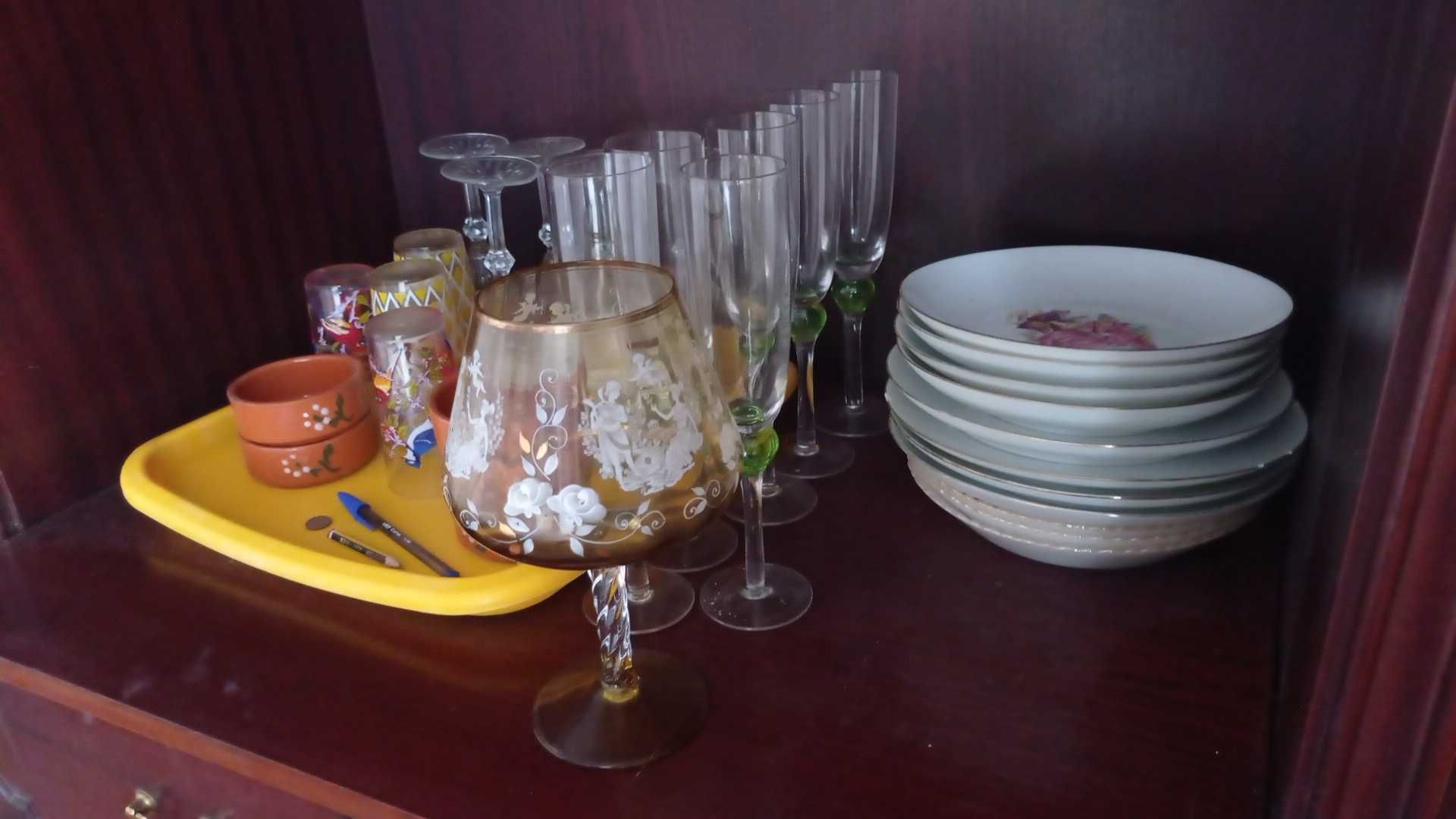 Vendo pratos, copos, canecas e objetos decorativos