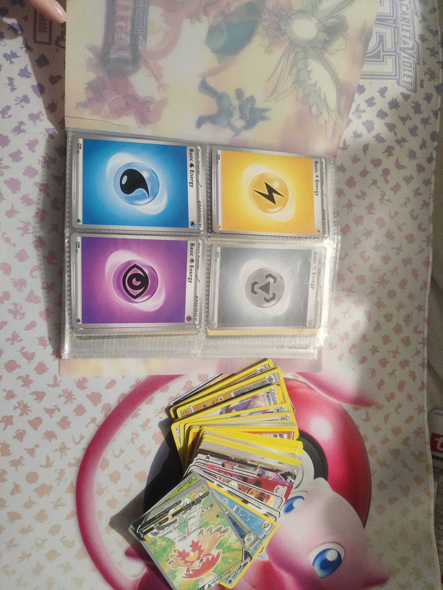 Album Pokemon plus karty dla małych zbieraczy.